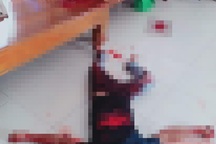 Chồng hờ đến thăm con, vợ nghi dùng bình xịt hơi cay và dao giết