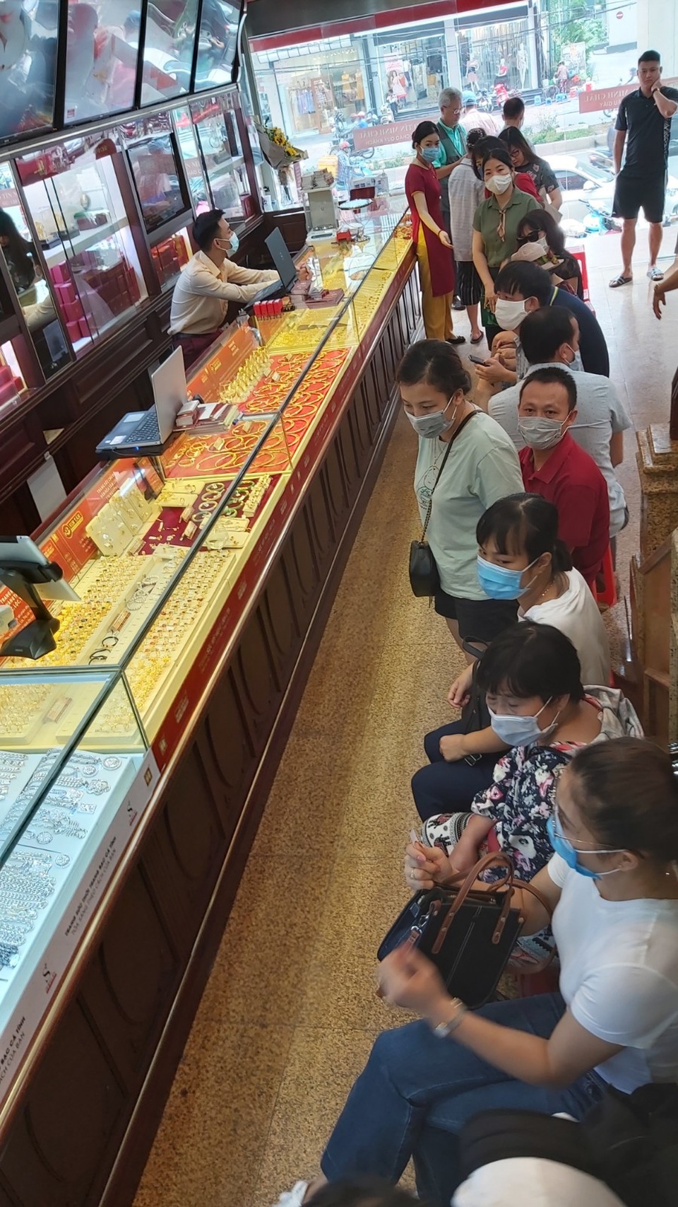 Ông bố quốc dân được con cháu tín nhiệm giao chục cây vàng đi bán - 7 Ông bố quốc dân được con cháu tín nhiệm giao chục cây vàng đi bán - 7