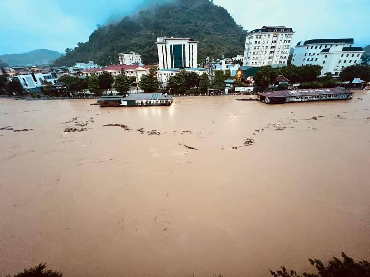 Nhiều tuyến phố ở TP Hà Giang chìm trong biển nước do nước sông dâng cao - 2