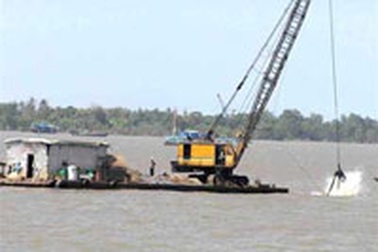 Nhập cát để làm cầu Cần Thơ