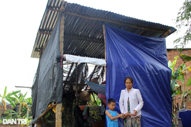 Mẹ đơn thân liệt nửa người, nuôi con tự kỷ nương náu trong chòi tạm 6m2