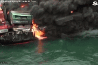 Cận cảnh tàu container chở axit cháy ngùn ngụt trên biển Sri Lanka