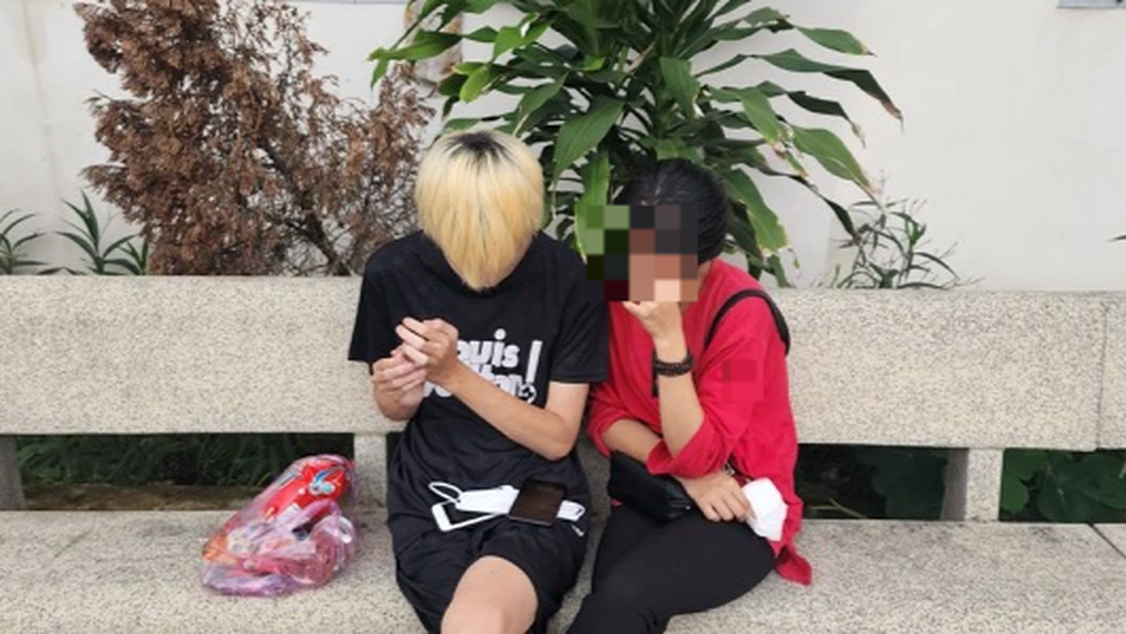 Công an Tây Ninh giải cứu cô gái bị nhốt trong nhà chứa ở Campuchia - 1