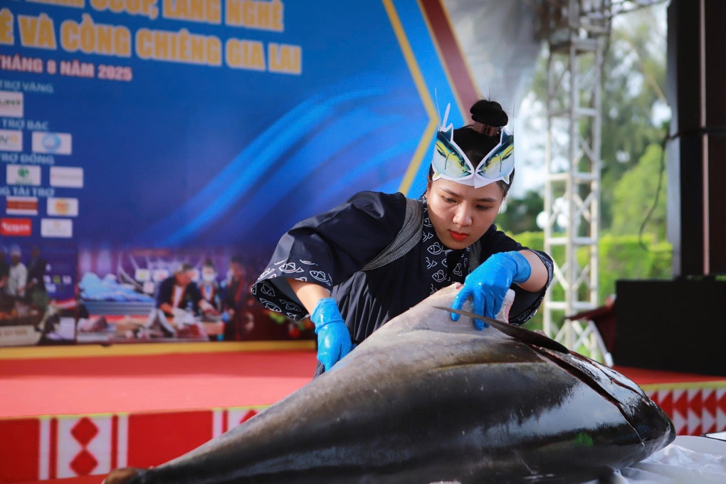 5.000 suất cá ngừ chiêu đãi du khách miễn phí - 2 5.000 suất cá ngừ chiêu đãi du khách miễn phí - 2