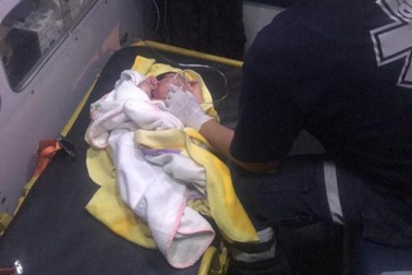 Bé sơ sinh bị vứt bỏ trong túi ni lông được người đi đường cứu sống