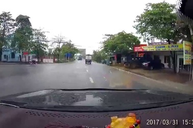 Người phụ nữ gặp tai nạn vì sang đường không quan sát