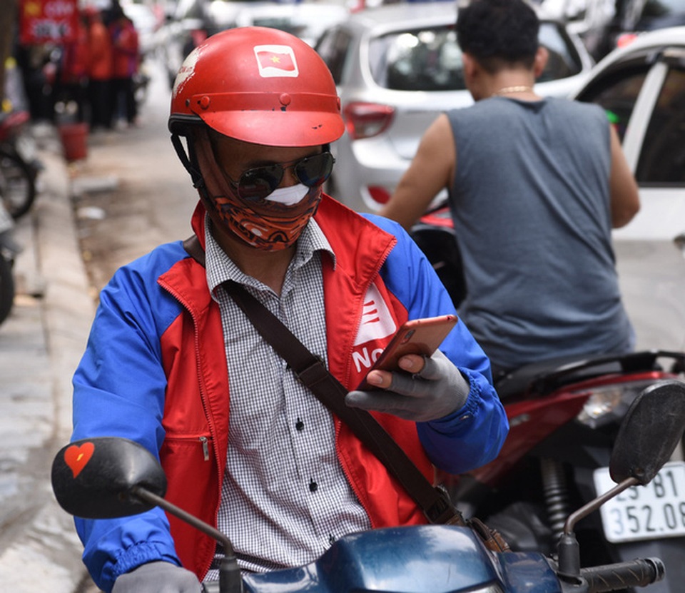 Hà Nội nắng nóng nhất từ đầu hè, shipper xếp hàng dài mua đồ ăn cho khách - 8 Hà Nội nắng nóng nhất từ đầu hè, shipper xếp hàng dài mua đồ ăn cho khách - 8