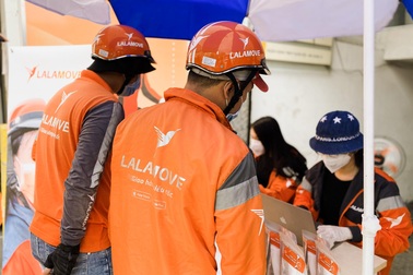 Lalamove hỗ trợ 10.000 khẩu trang, nước rửa tay cho tài xế chống dịch Covid-19