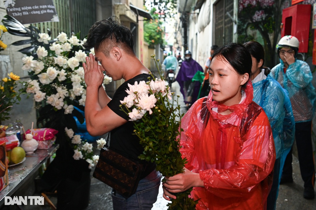 Người Hà Nội đội mưa thắp hương tưởng niệm 56 nạn nhân vụ cháy chung cư  - 3