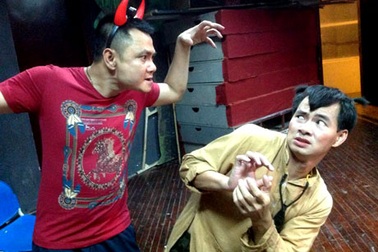 Bị bong gân, Tự Long vẫn diễn hết mình cho trẻ nhỏ