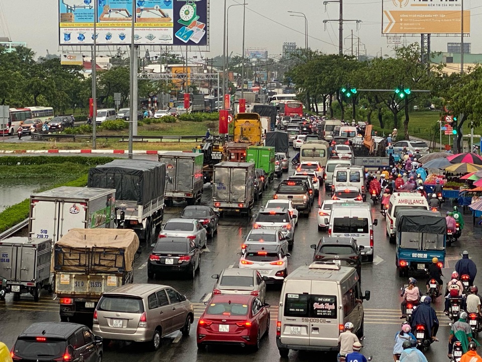 TPHCM: Mưa ngập gây kẹt xe kéo dài ở cửa ngõ về miền Tây - 3 TPHCM: Mưa ngập gây kẹt xe kéo dài ở cửa ngõ về miền Tây - 3