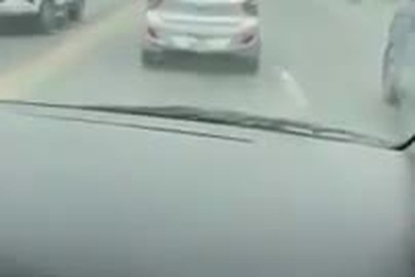 Bất chấp xe cứu thương hú còi và phát loa cảnh báo, taxi vẫn nhất quyết không nhường đường