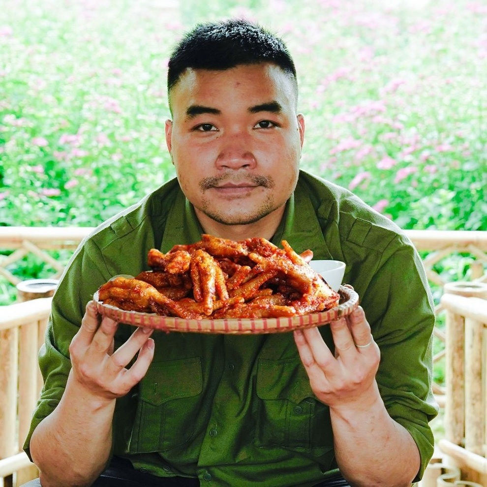 Anh nông dân trẻ hút triệu view trên TikTok nhờ nấu những món ăn quê - 1 Anh nông dân trẻ hút triệu view trên TikTok nhờ nấu những món ăn quê - 1