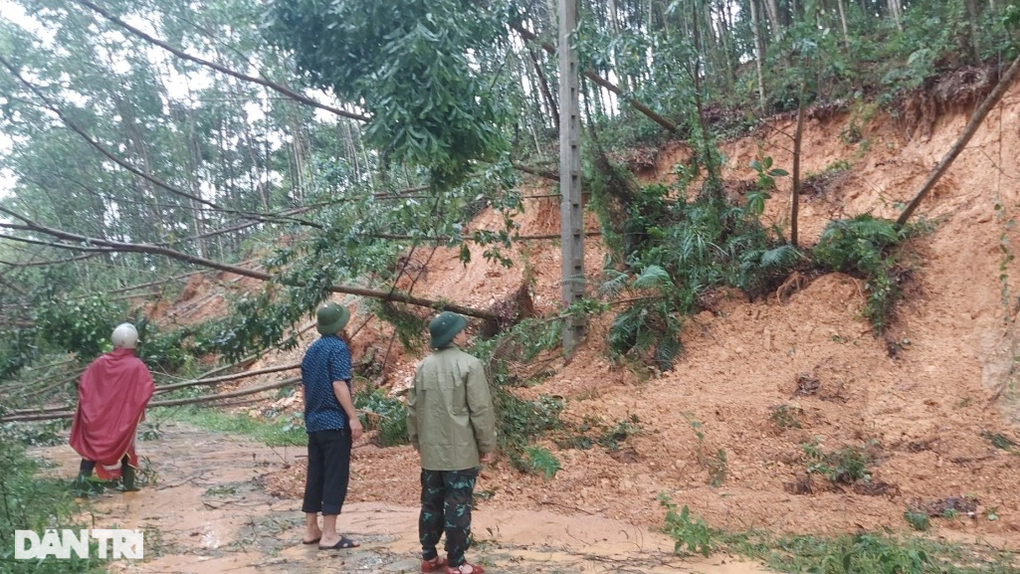 Nước lũ đục ngầu, ngập ngang mái nhà - 6 Nước lũ đục ngầu, ngập ngang mái nhà - 6