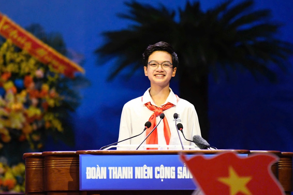 Nam sinh gây sốt tại Đại hội Đoàn: Em ước mơ trở thành nghệ sĩ tri thức - 1 Nam sinh gây sốt tại Đại hội Đoàn: Em ước mơ trở thành nghệ sĩ tri thức - 1