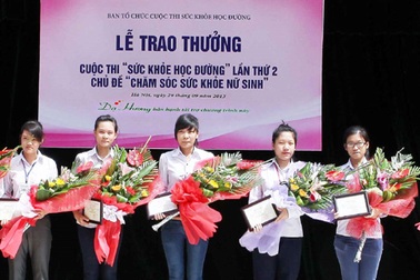 Lễ trao giải cuộc thi chăm sóc sức khỏe nữ sinh