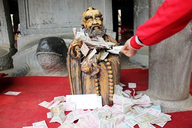 Nhiều kiểu “hành xử” thiếu ý thức của người đi lễ đền chùa