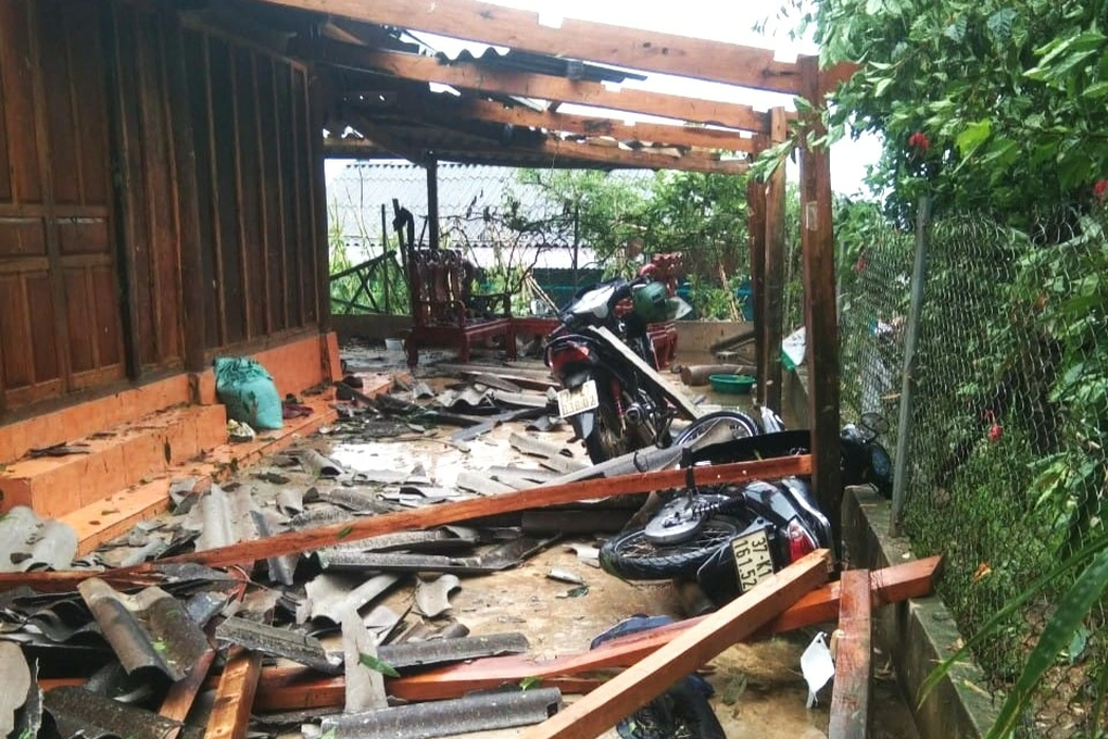 Lốc xoáy quật gãy cột điện, tốc mái nhiều nhà dân và trường học ở Nghệ An - 2 Lốc xoáy quật gãy cột điện, tốc mái nhiều nhà dân và trường học ở Nghệ An - 2