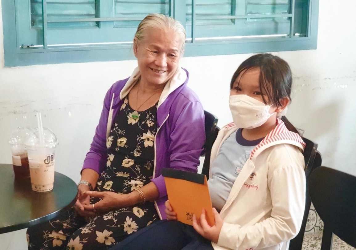 Quỹ Phát triển Tài năng Việt của ông Bầu trao học bổng cho học sinh giỏi vượt khó - 2 Quỹ Phát triển Tài năng Việt của ông Bầu trao học bổng cho học sinh giỏi vượt khó - 2