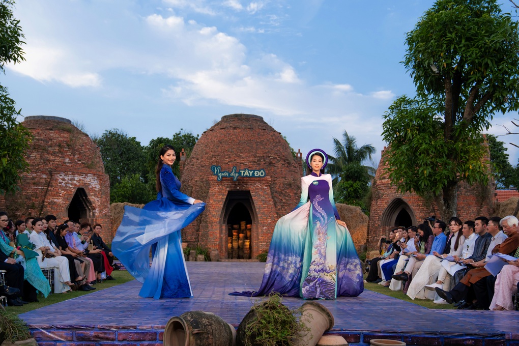 Bán kết Người đẹp Tây Đô: Thí sinh mặc áo bà ba, catwalk giữa đồng lúa - 8 Bán kết Người đẹp Tây Đô: Thí sinh mặc áo bà ba, catwalk giữa đồng lúa - 8