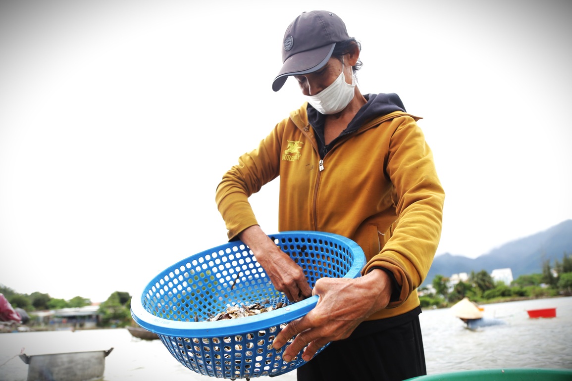 Ngâm mình giữa sông, cúi ngang mặt nước săn chem chép - 4 Ngâm mình giữa sông, cúi ngang mặt nước săn chem chép - 4