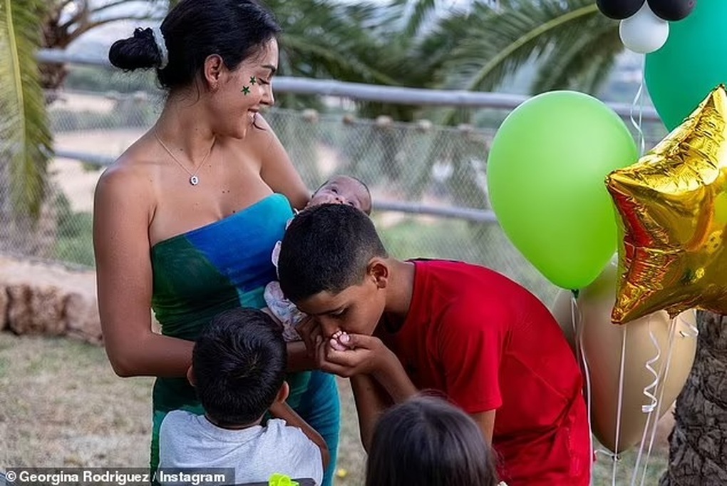 Đẳng cấp nghỉ hè của giới siêu giàu: Hãy nhìn... Cristiano Ronaldo - 4 Đẳng cấp nghỉ hè của giới siêu giàu: Hãy nhìn... Cristiano Ronaldo - 4