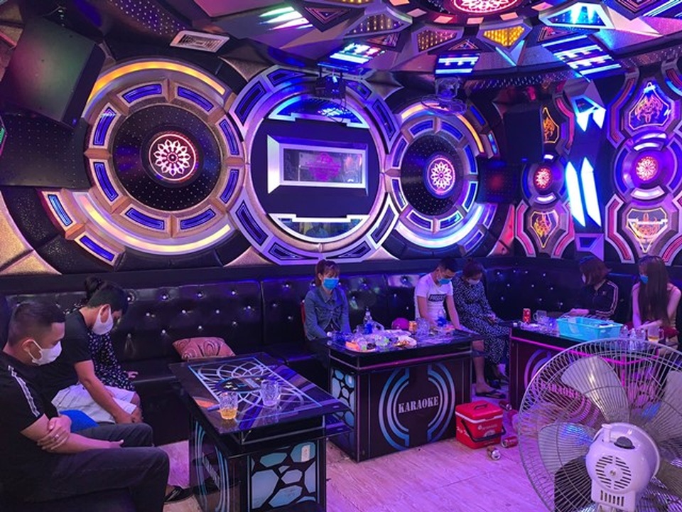 Nhiều quán karaoke mở cửa đón “dân bay” bất chấp lệnh cấm trong dịch - 1 Nhiều quán karaoke mở cửa đón “dân bay” bất chấp lệnh cấm trong dịch - 1