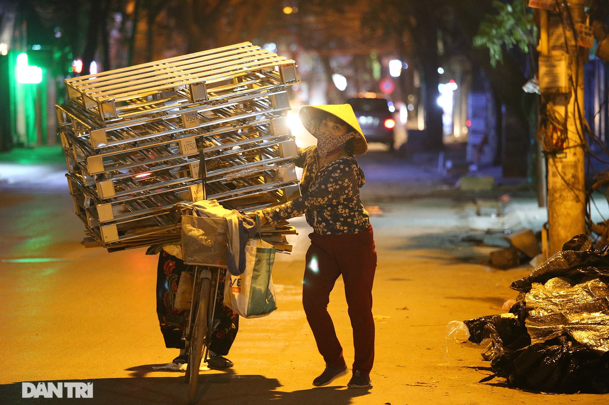 Người lao động nghèo vật lộn mưu sinh trong đêm giá rét ở Hà Nội - 4 Người lao động nghèo vật lộn mưu sinh trong đêm giá rét ở Hà Nội - 4
