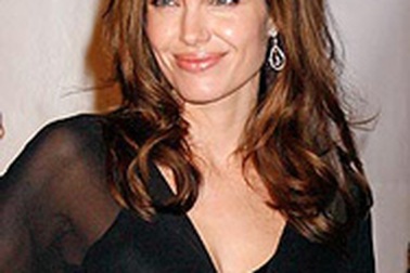 Angelina Jolie cùng cặp sinh đôi bí mật xuất viện 