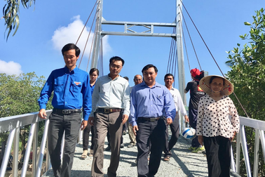 Trao tặng “Nhịp cầu ước mơ” cho người dân Giá Rai (Bạc Liêu)