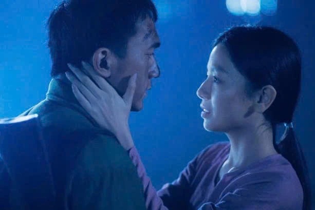 Nữ du kích lái đò trên sông Thạch Hãn xem lại hình bóng mình trong Mưa đỏ - 2 Nữ du kích lái đò trên sông Thạch Hãn xem lại hình bóng mình trong Mưa đỏ - 2