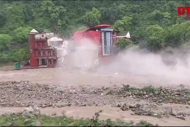 Tòa nhà đổ sập trong chớp mắt do mưa lũ ở Ấn Độ