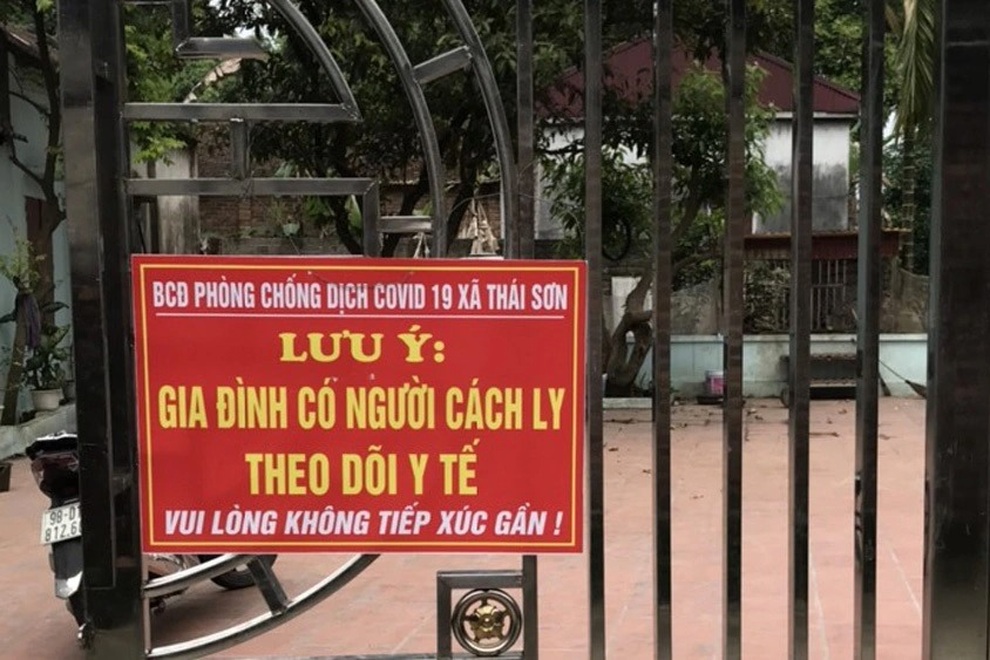 Người về từ vùng dịch tự cách ly phải treo biển thông báo trước nhà - 1