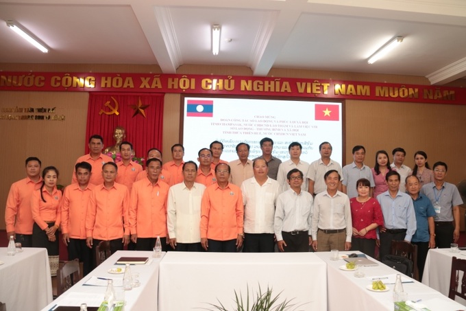 Đoàn công tác Sở Lao động và Phúc lợi xã hội tỉnh Champasak (Lào) chụp ảnh lưu niệm cùng Sở LĐ-TB&XH tỉnh Thừa Thiên Huế