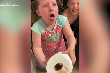 Trò chơi khăm giả bôi phân lên người con đang rộ lên trên mạng xã hội