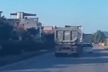 Chuyển hướng không quan sát, xe ben tông lật ngửa xe con như phim hành động