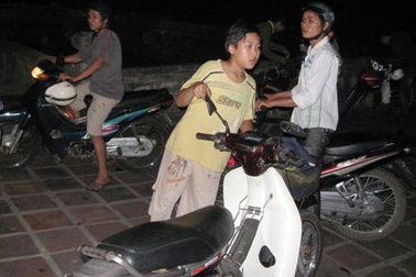 Vừa xem lễ tế Xã Tắc vừa… trông xe