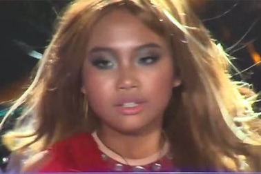 Bất ngờ với Phương Mỹ Chi tóc vàng, da nâu, mặc bốc lửa