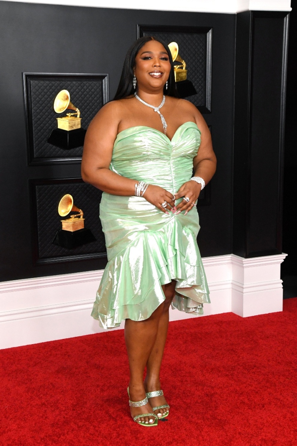 Nặng cả trăm kg, ngôi sao giành giải Grammy Lizzo liên tục diện bikini - 6 Nặng cả trăm kg, ngôi sao giành giải Grammy Lizzo liên tục diện bikini - 6