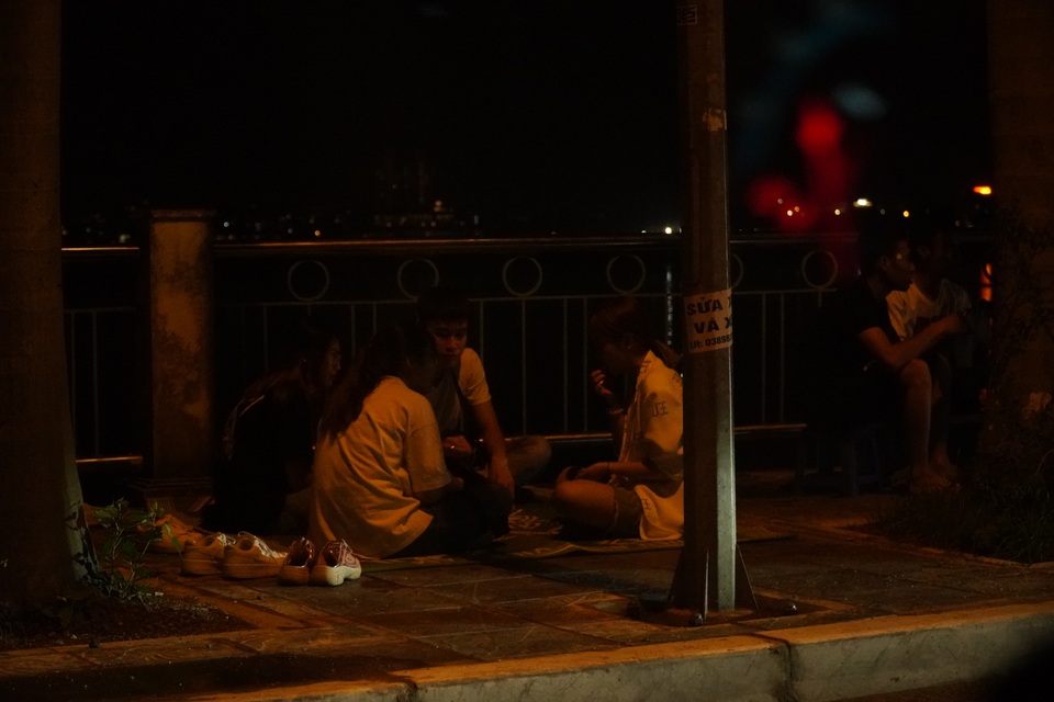 Bí ẩn cuộc điện thoại “tiên tri” giúp quán nước vỉa hè hồ Tây “sống khỏe” - 4 Bí ẩn cuộc điện thoại “tiên tri” giúp quán nước vỉa hè hồ Tây “sống khỏe” - 4