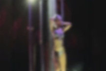 Xuất hiện vũ công vừa nhảy vừa gội đầu tại bar ở bãi biển Hạ Long