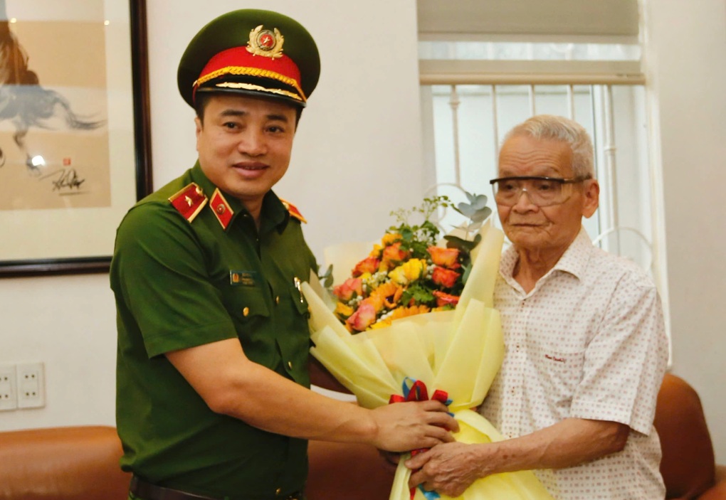 Thiếu tướng Mai Hoàng thăm, chúc thọ các cụ 90 tuổi ở TPHCM - 1 Thiếu tướng Mai Hoàng thăm, chúc thọ các cụ 90 tuổi ở TPHCM - 1