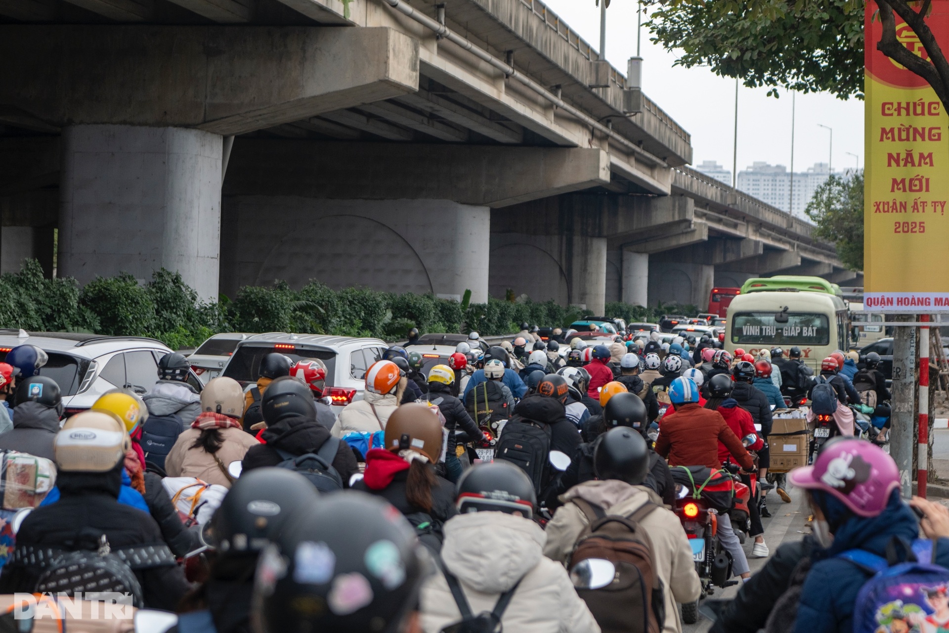 Người dân ùn ùn trở lại Hà Nội, nhiều tuyến đường cửa ngõ kẹt cứng - 13 Người dân ùn ùn trở lại Hà Nội, nhiều tuyến đường cửa ngõ kẹt cứng - 13