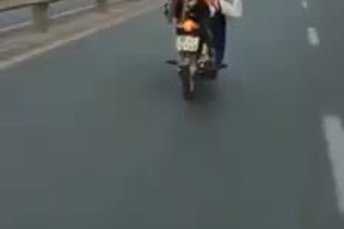 Nam thanh niên nằm trên yên xe máy phóng như bay trên quốc lộ