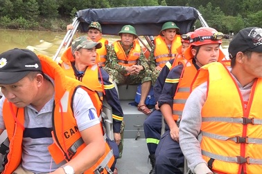 Công an và quân đội tổ chức cứu hộ Rào Trăng 3 bằng đường thủy