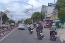 Ô tô con chèn ngã xe máy, đâm vỡ đuôi ô tô khác rồi bỏ chạy