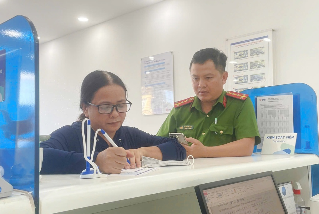 Người phụ nữ phát hiện có thêm 1 tỷ đồng trong tài khoản liền báo công an - 1 Người phụ nữ phát hiện có thêm 1 tỷ đồng trong tài khoản liền báo công an - 1