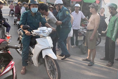 Trên đường đi công tác, Chỉ huy trưởng quân sự phường bắt đối tượng giật dây chuyền