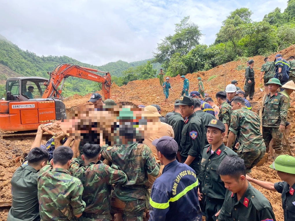 Thượng tá công an kể khoảnh khắc cứu người trong vụ sạt lở đất ở Hà Giang - 3