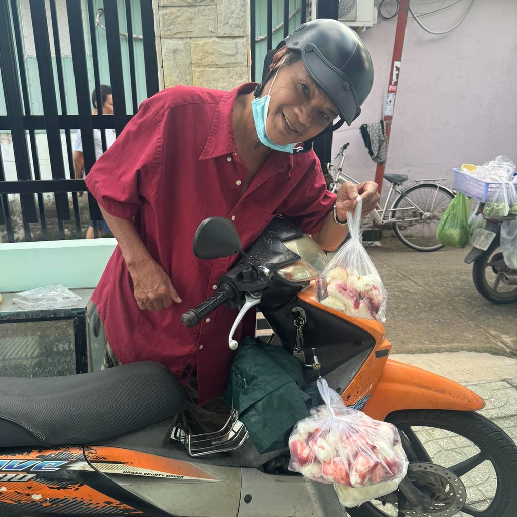 Nghệ sĩ Mai Trần 71 tuổi làm shipper, chạy 30km đến nơi thì bị bom hàng - 1